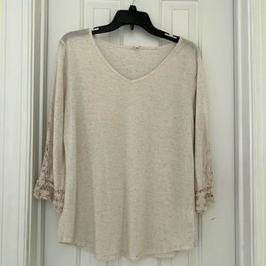 3/4 length sleeves. Cream colored with flecks of brown. Laced on sleeve ends.